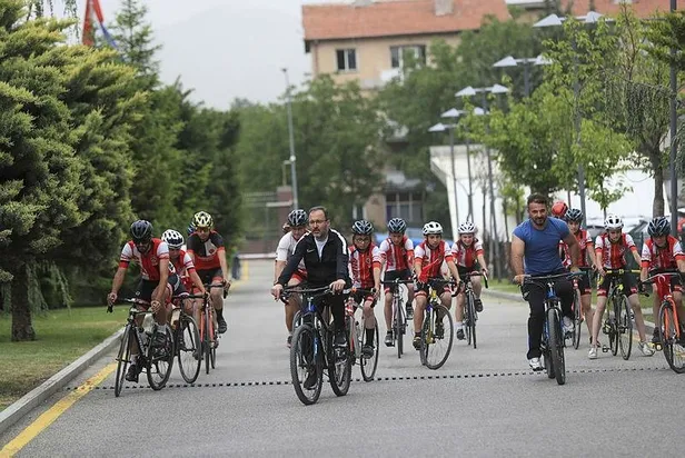 genclik-ve-spor-bakani-mehmet-muharrem-kasapoglu-dunya-bisiklet-gununde-sporcularla-bulustu-veledrom-mujdesi-1654284774690.jpeg Gençlik ve Spor Bakanı Mehmet Muharrem Kasapoğlu Dünya Bisiklet Gününde sporcularla buluştu... Veledrom müjdesi-1