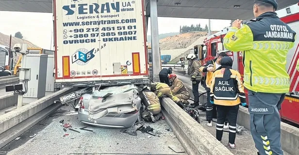 En acı bayram! TIR’ın altına giren otomobilde 4 öğretmen hayatını kaybetti