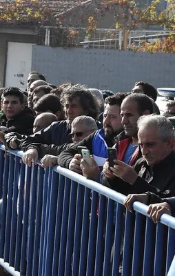Cesedin fotoğrafını çekmek için yarıştılar!