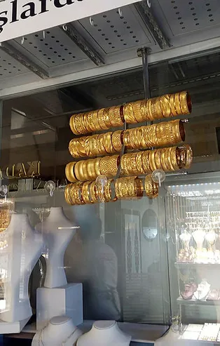 Vitrine sahte altınları dizdi kayıplara karıştı! Diyarbakır'da kuyumcu dolandırıcılığı