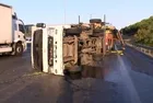 Başakşehir TEM Otoyolu'nda kamyonet devrildi! Trafiği kilitleyen kaza
