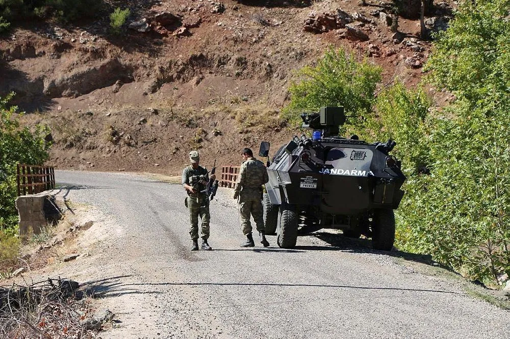 PKK’lı teröristler ormanı yakarak kaçıyor-1