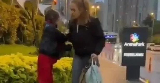 Bu nasıl anne? Sokak ortasında kızını dövdü çevredekiler tepki gösterince bırakıp gitti: Alın sizin olsun