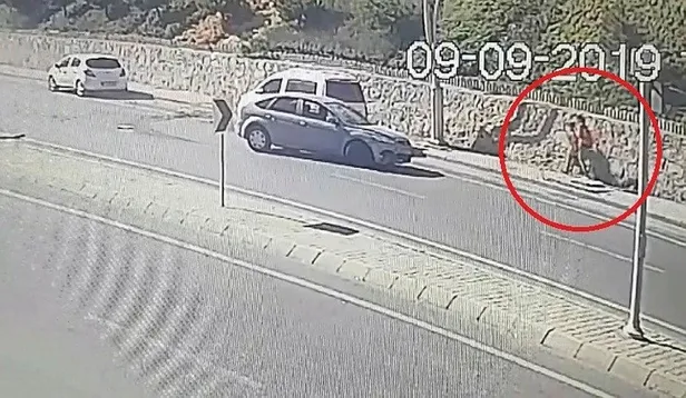 Kontrolden çıkan otomobil 20 metre yükseklikten yola böyle uçtu-1