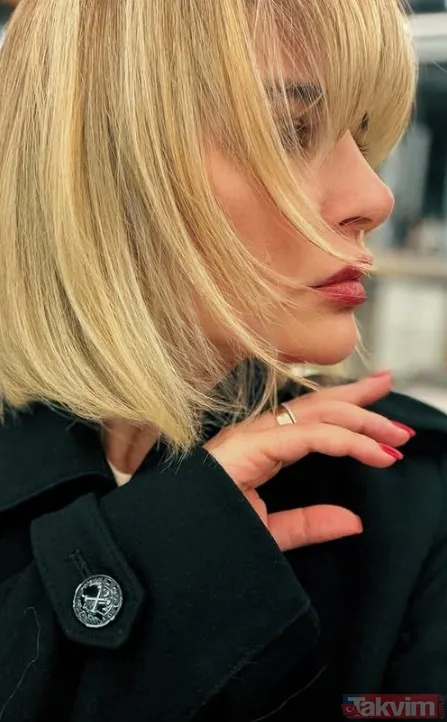 Radikal Renk Değişimi Yıllardır Koyu Kahve Ve Siyah Tonlarında Görmeye Alıştığımız Oyuncu, Platin Sarısına Yakın Sıcak Bir Tona Geçiş Yaptı.