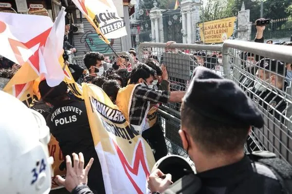 SON DAKİKA: 1 Mayıs provokasyonu: Taksim'e yürümek isteyen grup polis tarafından gözaltına alındı-6