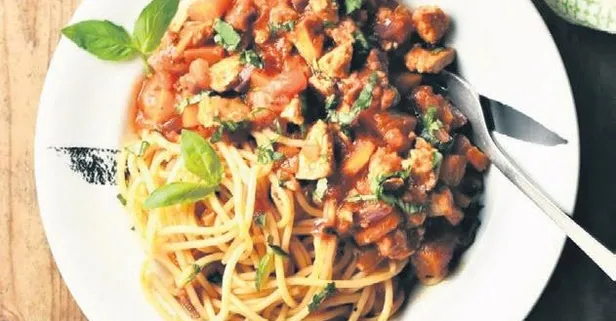 Domates soslu spagetti ve ızgara tavuk