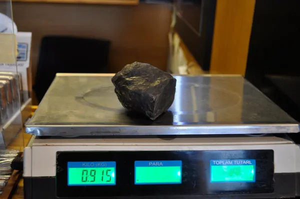 dedesinin-35-yil-once-dagda-bulup-ceviz-kirmak-icin-kullandigi-tasin-goktasi-oldugunu-iddia-etti-1607081011302.jpg Dedesinin 35 yıl önce dağda bulup ceviz kırmak için kullandığı taşın göktaşı olduğunu iddia etti-6