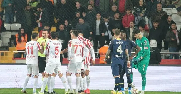 Antalyaspor’un son saniyede attığı gole bayrak kalktı, ortalık bir kez daha karıştı