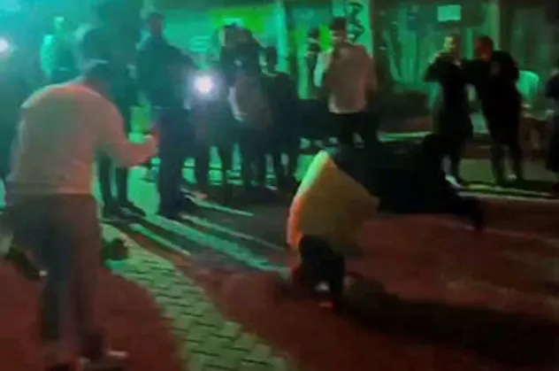 Esenyurt'ta asker eğlencesinde dans edip takla atan teyze gençlere taş çıkardı!