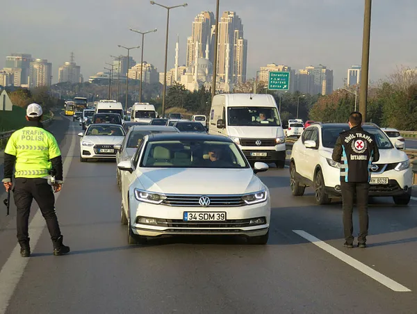 istanbulda-cakarli-arac-denetimi-yapildi-cezalar-havada-ucustu-1636960670280.jpg İstanbul'da "çakarlı araç" denetimi yapıldı! Cezalar havada uçuştu-5