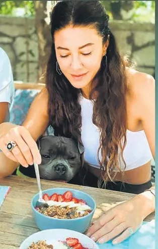 Kıvanç Tatlıtuğ'un eşi Başak Dizer paylaşımıyla yüzleri gülümsetti