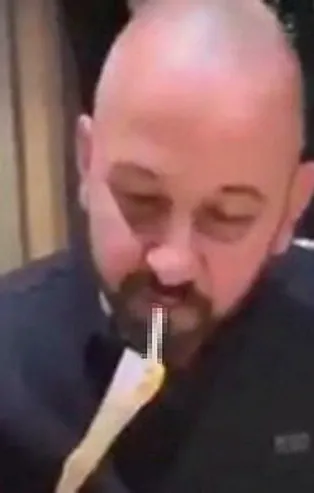 200 euro ile sigarasını yaktı! Görüntüler tepki çekti