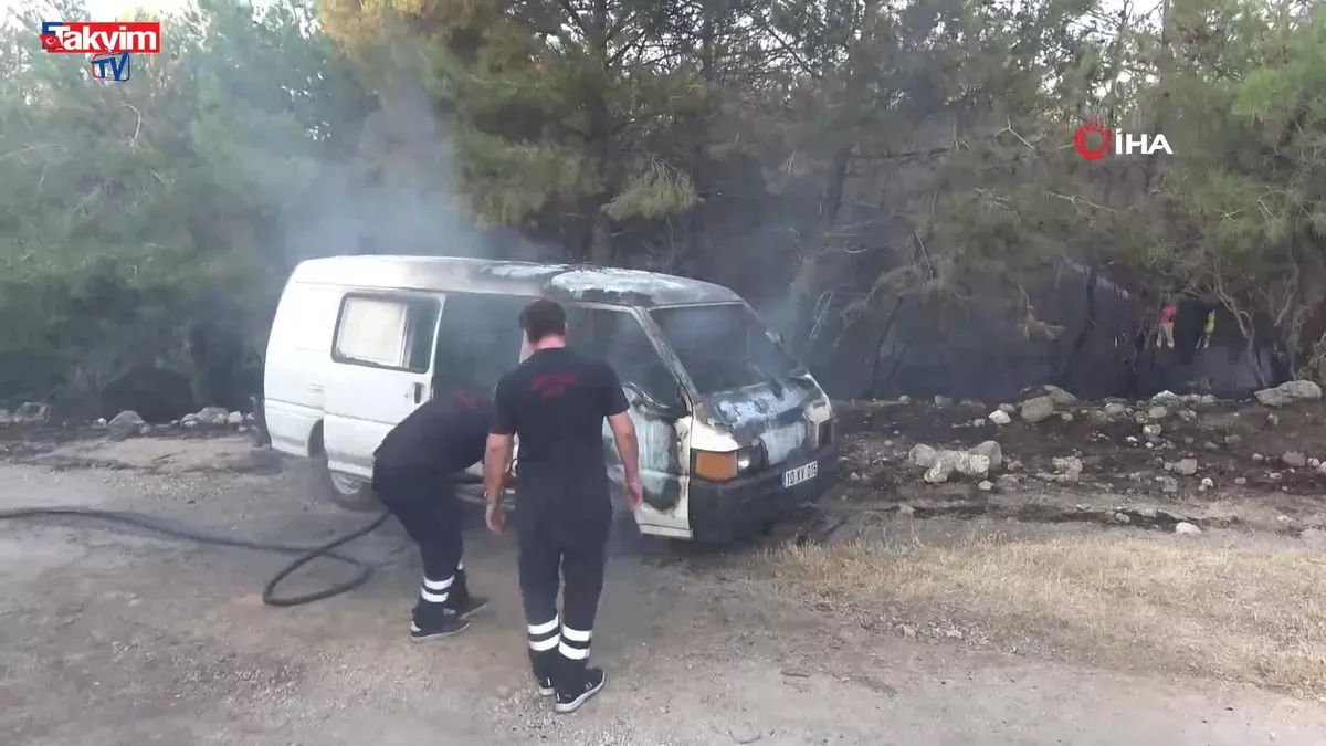 Ayvacık’ta alev alan midibüs ormana sıçradı