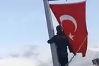 Katlanan Türk bayrağını direğe tırmanıp düzeltti