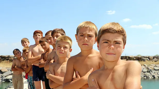 Van Gölüne esmer giren sarışın çıkıyor! Serinlemek için yüzen çocuklar tek renge büründü! Sebebi ise bakın neymiş