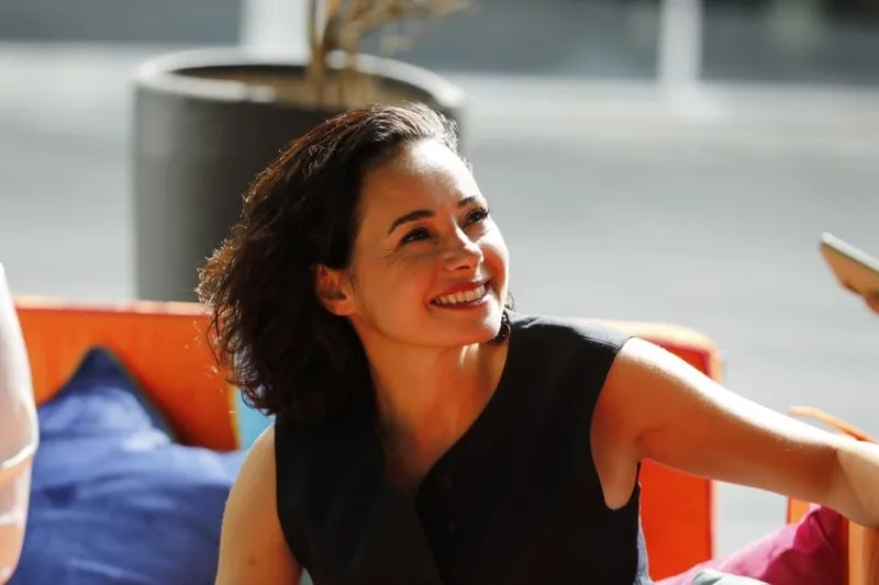 kizil-goncalarin-final-tarihi-verildi-ozgu-namalin-yeni-projesi-belli-oldu-2-oyuncu-ayriligi-ile-1715763240128.jpeg Kızıl Goncalar'ın final tarihi verildi! Özgü Namal'ın yeni projesi belli oldu! 2 oyuncu ayrılığı ile...-3