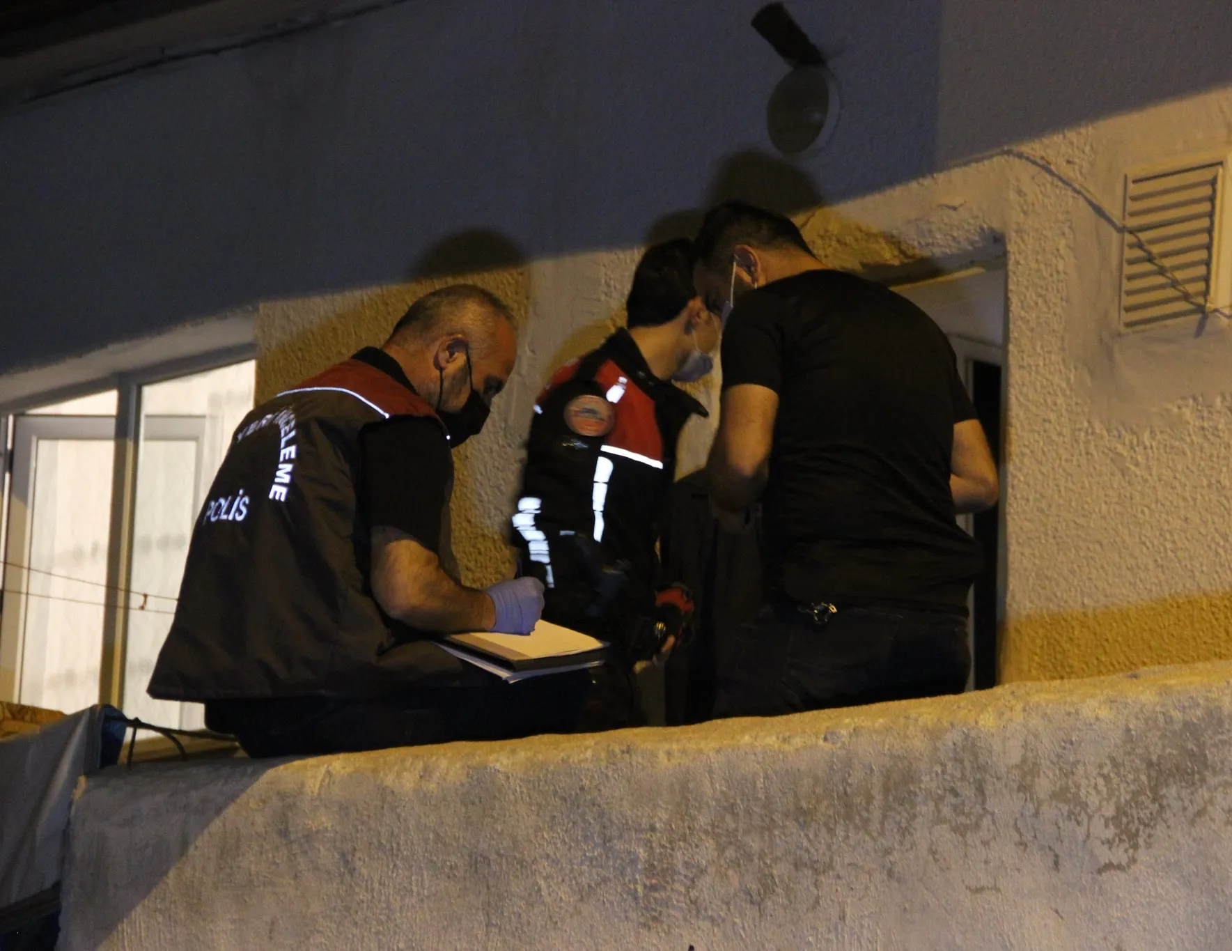 Eşini kazayla bacağından vurdu