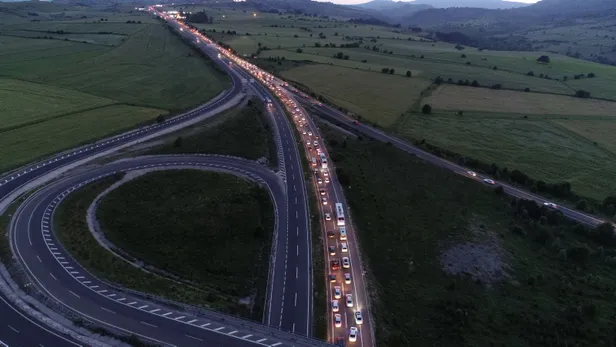 70 kilometrelik bayram dönüşü kuyruğu havadan görüntülendi! 3 il sınırına ulaştı-2