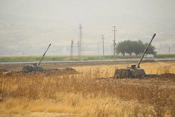 Sınırda askeri hareketlilik! Araçlar sınırı geçti-4