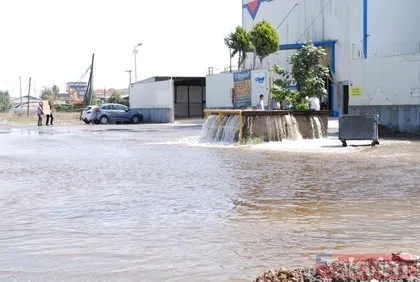 SON DAKİKA: İstanbul Sancaktepe’de İSKİ’ye ait ana su borusu iki ayrı yerden patladı! Fabrikanın giriş katını su bastı