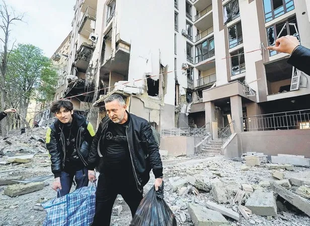 time-dergisine-roportaj-veren-zelenskinin-itirafi-tuyler-urpetti-ruslar-beni-oldurmeye-cok-yaklasmisti-1651269632870.jpeg Time dergisine röportaj veren Zelenski'nin itirafı tüyler ürpetti: Ruslar beni öldürmeye çok yaklaşmıştı!-3