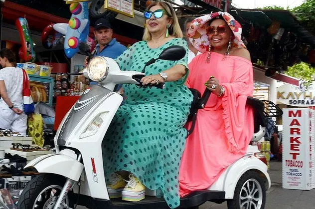 Bülent Ersoy Bodrum'da motosiklete bindi!