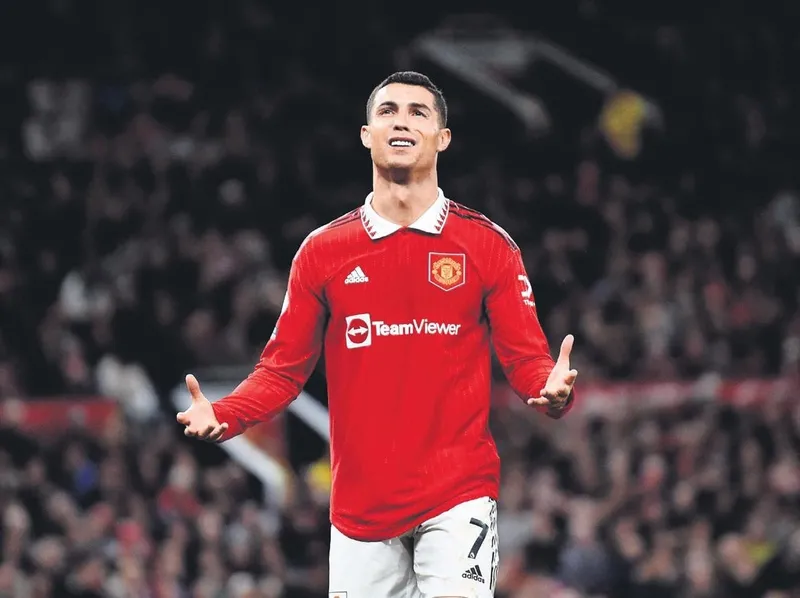 1709415695203.jpeg Ronaldo'nun sevgilisi Georgina'nın podyumda giydiği kıyafet geceye damga vurdu!-2