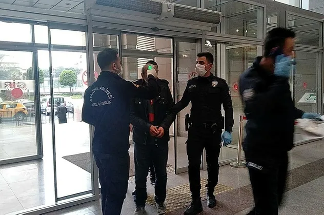 Son dakika: İstanbul Adalet Sarayı'nda korona tedbirleri! Girenlerin ateşi ölçülmeye başlandı