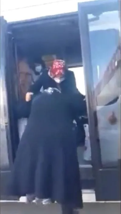 tum-turkiye-tepki-gostermisti-50-tlnin-altinda-alisveris-yaptigi-icin-yasli-kadini-servisten-indiren-markete-p-1649760888428.jpg Tüm Türkiye tepki göstermişti! 50 TL'nin altında alışveriş yaptığı için yaşlı kadını servisten indiren markete para cezası-4