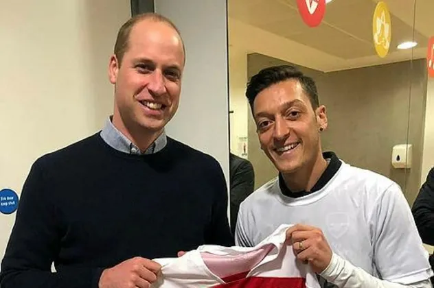 Mesut Özil, Cambridge Dükü William ile etkinliğe katıldı