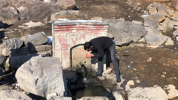 neredeyse-100-yillik-kayalar-oyularak-yapildi-bu-cesmeden-yazin-soguk-kisin-sicak-akiyor-1616482806392.jpg
