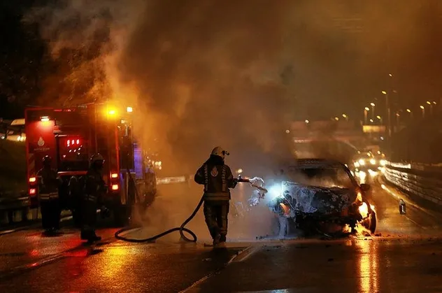 Bayrampaşa’da kaza yapan araç alev aldı