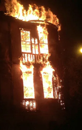 Ordu'da tarihi bina kül oldu