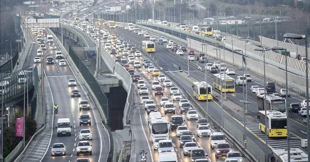 İstanbul kilitlendi! Tampon tampona bayram... Trafik yoğunluğu %87'leri gördü
