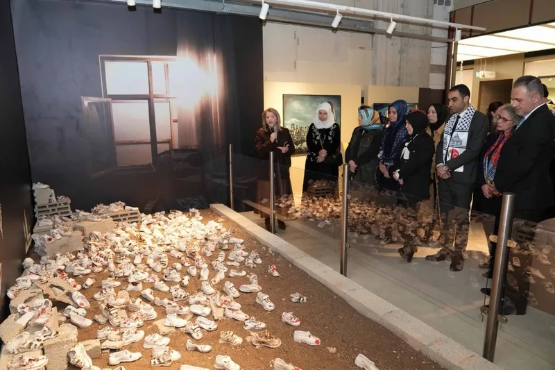 kalyon-kultur-filistine-destek-icin-sessiz-ayakkabilar-sergisini-hayata-gecirdi-1773403103363.jpg Kalyon Kültür, Filistin’e destek için “Sessiz Ayakkabılar” sergisini hayata geçirdi-5