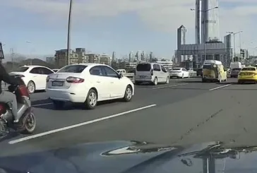 Yandaki aracın aynasını kıran motosikletli önceki araca çarptı! Kaza anı saniye saniye kameraya yansıdı