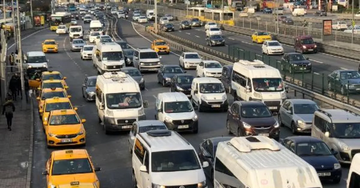 İstanbul’da vatandaşlar toplu ulaşımda seferlerin azlığına isyan etti! Tıka basa dolu metrobüs yolculuğu