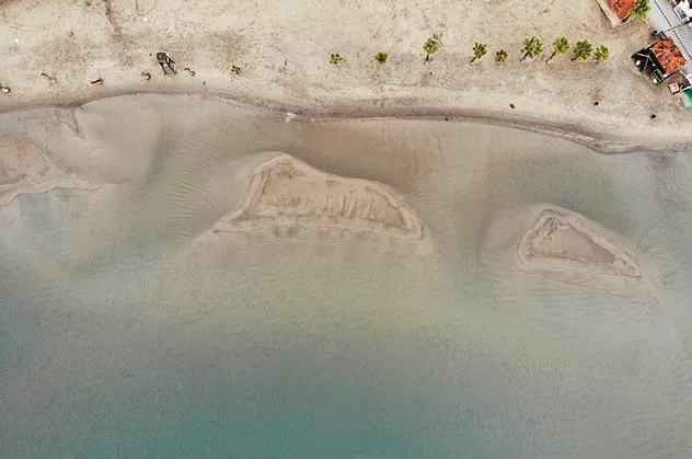 Muğla Akyaka'da deniz suyu 40 metre içeri çekildi