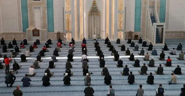 Bayram namazı camilerde kılınacak mı? Diyanet açıkladı