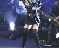 Hande Yener’den manga karakteri gibi sahne şovu