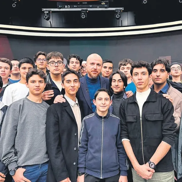 Babasının elini öptü