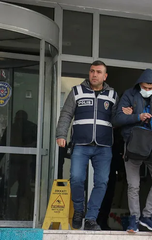 Aranan şahıs banyoda saklanırken yakalandı