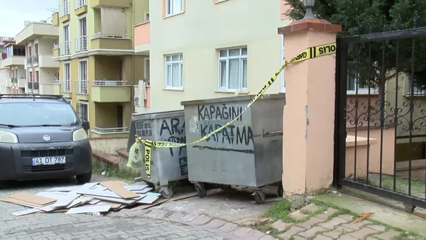 istanbulda-es-dehseti-karisini-plastik-kelepceyle-bogarak-oldurdu-polisi-aradi-esimi-oldurdum-gelin-beni-alin-1642486494384.jpg İstanbul'da eş dehşeti! Karısını plastik kelepçeyle boğarak öldüren şahıs tutuklandı-6