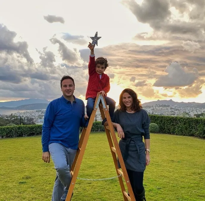 13 yıllık büyük aşk! EDHO'nun yıldızı Ceren Benderlioğlu'ndan Emir Benderlioğlu’yla çekirdek aile paylaşımı! İlk yorum Esra Erol’un kardeşinden... - 10