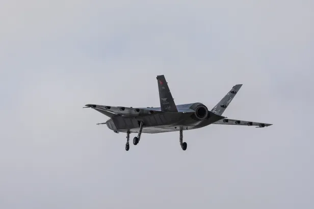 turkiyenin-ilk-insansiz-savas-ucagi-bayraktar-kizilelmayi-abd-yakindan-izliyor-1671136445193.jpg Türkiye'nin ilk insansız savaş uçağı Bayraktar Kızılelma'yı, ABD yakından izliyor-13