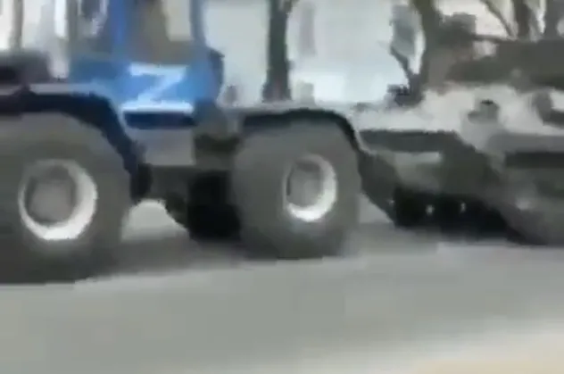 Ukraynalılar traktörle tankı çaldılar