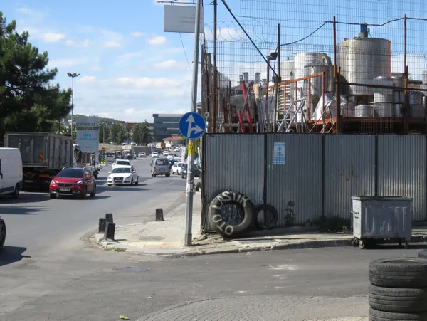 istanbulda-dehset-anlari-kamyon-lastigi-faciayi-onledi-1631088984313.jpg İstanbul'da dehşet anları! Kamyon lastiği faciayı önledi-7