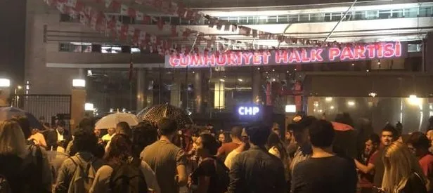 Kılıçdaroğlu’na tepkiler artıyor! CHP önünde istifa sloganları