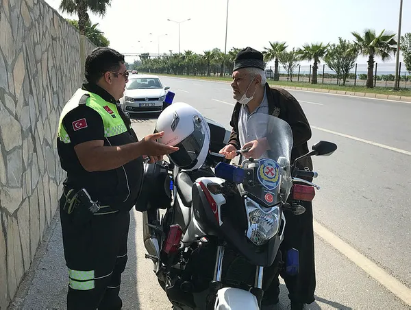 1589363279275.jpg Yasağa uymadı! Kamyonetiyle trafiği karıştırdı-1